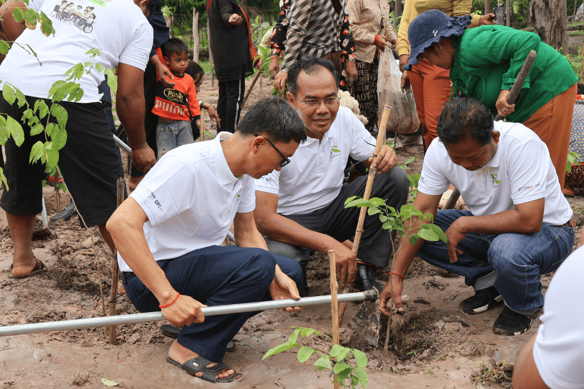 TDSO Community members and educators planting trees for environmental support.